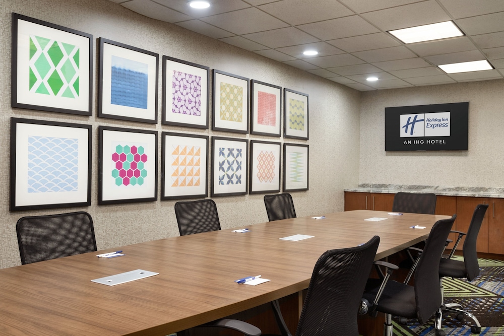 Holiday Inn Express Hotel Suites Searcy 40/50