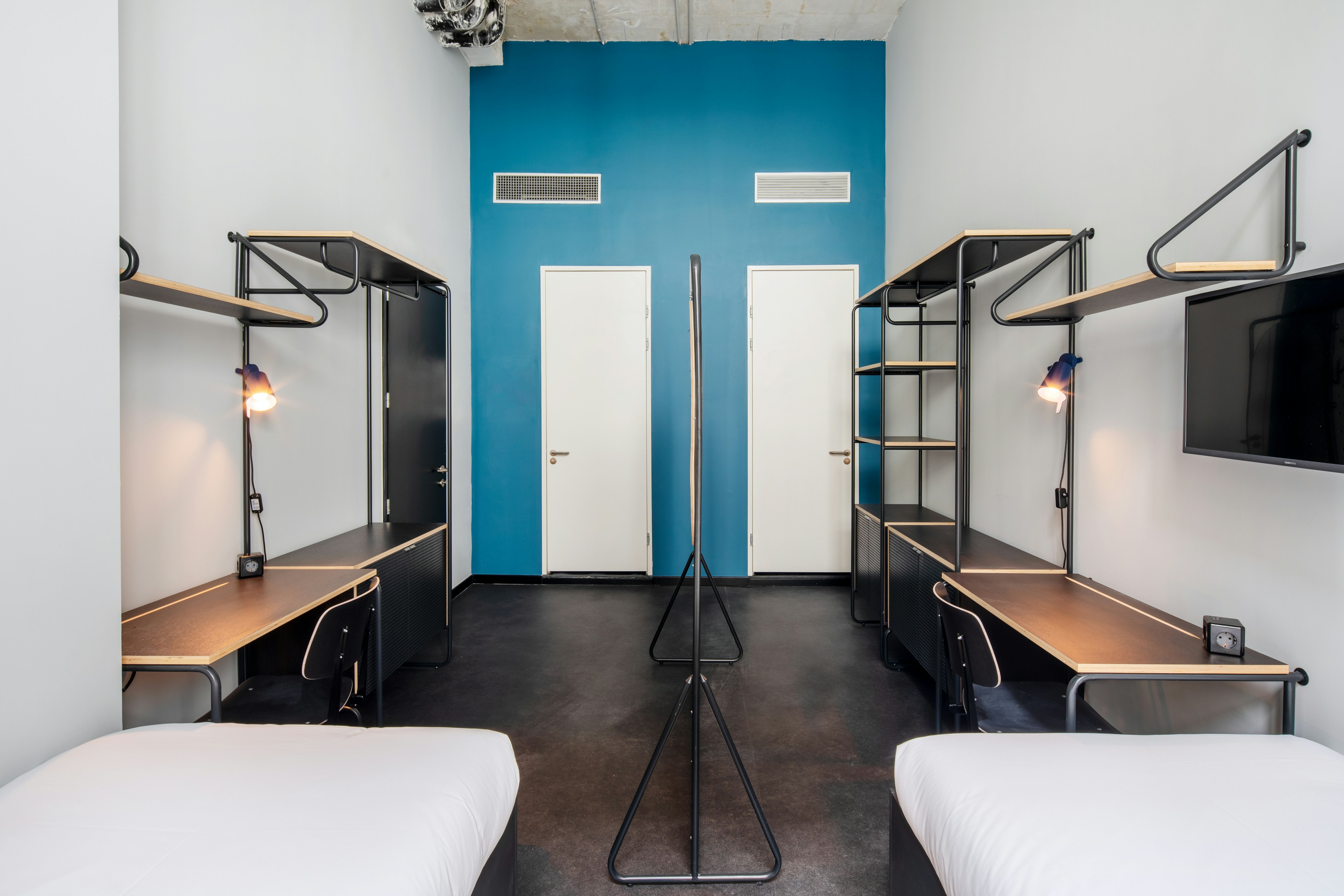 EXECUTIVE, TWIN BEDS