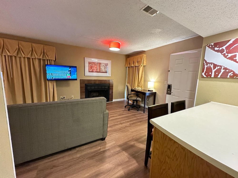 Studio, Suite, Queen Bed, Hawthorn Suites By Wyndham Wichita East 5/7