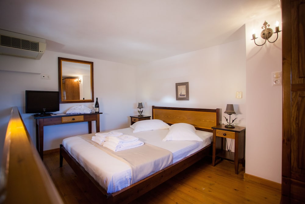Athina Studios & Suites 13/50