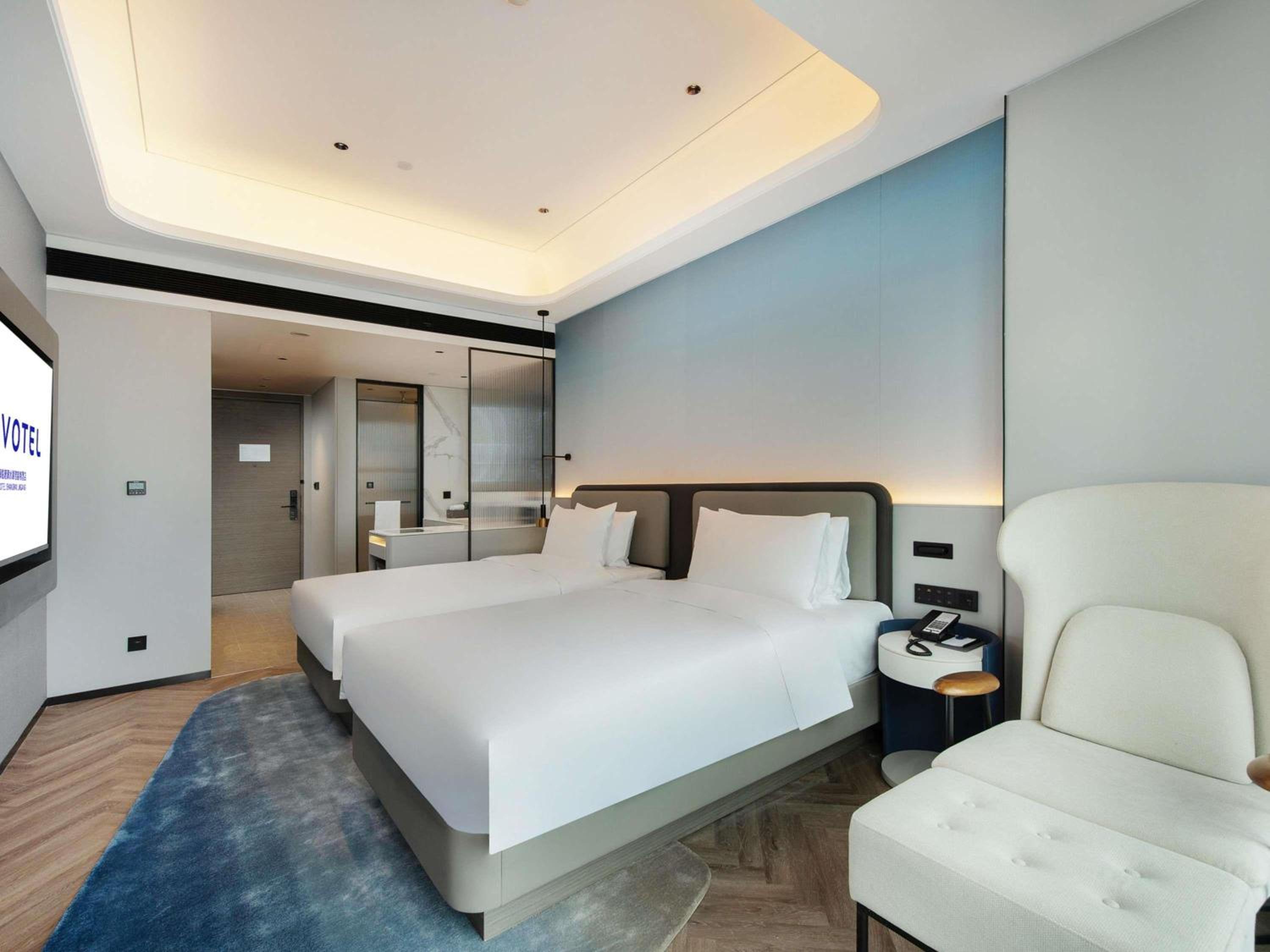 DELUXE, TWIN BEDS, LAKE VIEW