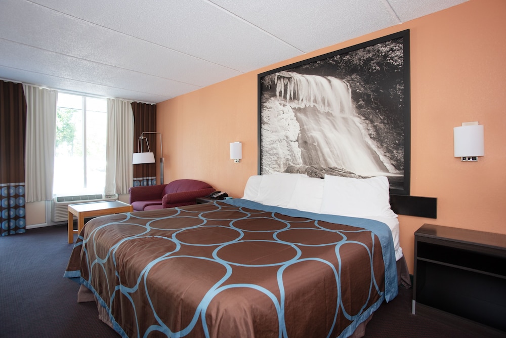 Super 8 By Wyndham Black Mountain 18/50