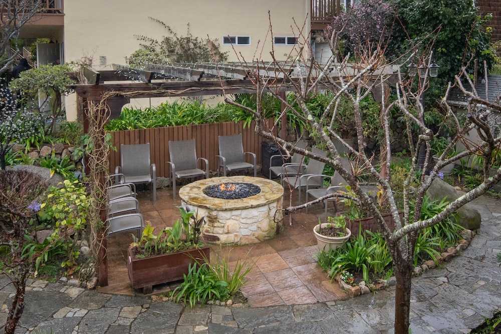 Vendange Carmel Inn and Suites 4/55