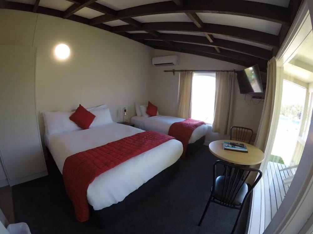 Colonial Village Motel 20/62