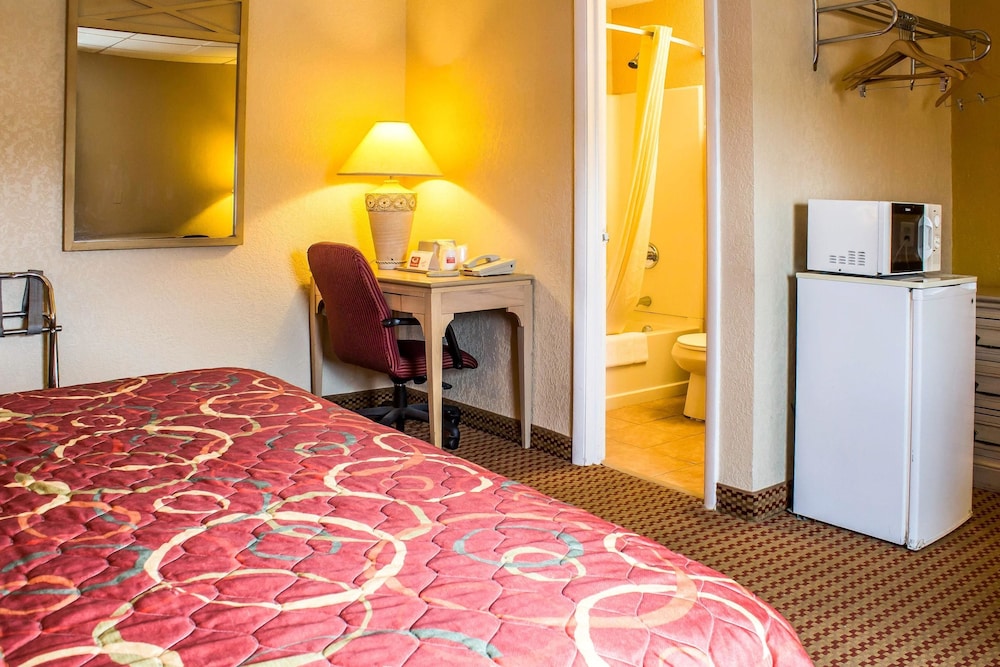 Econo Lodge Inn & Suites Walnut 6/30