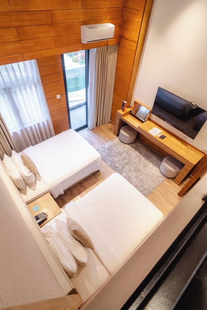Loft, White, 1 Queen and 2 Double Beds, The Orchard Hotel Baguio 4/7