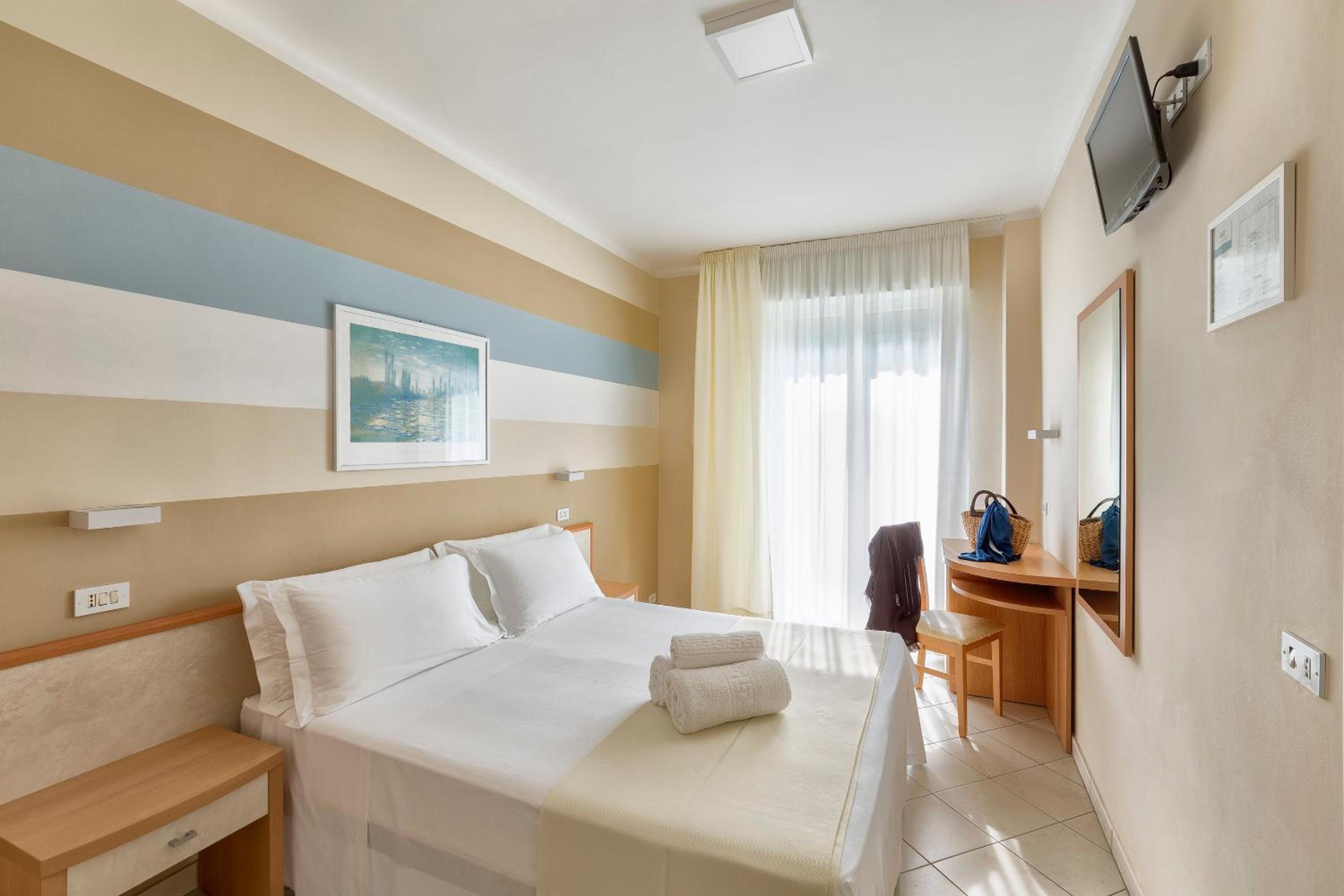 Room, Double or Twin Bed, Lateral Side Sea View