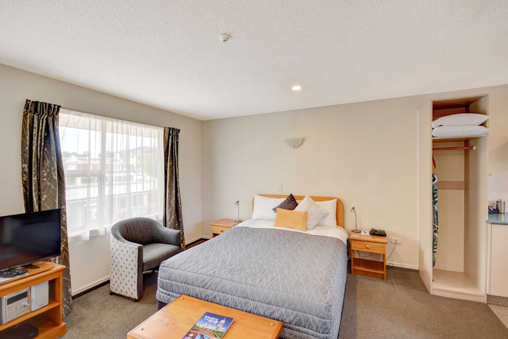 STUDIO, QUEEN BED, JETTED TUB