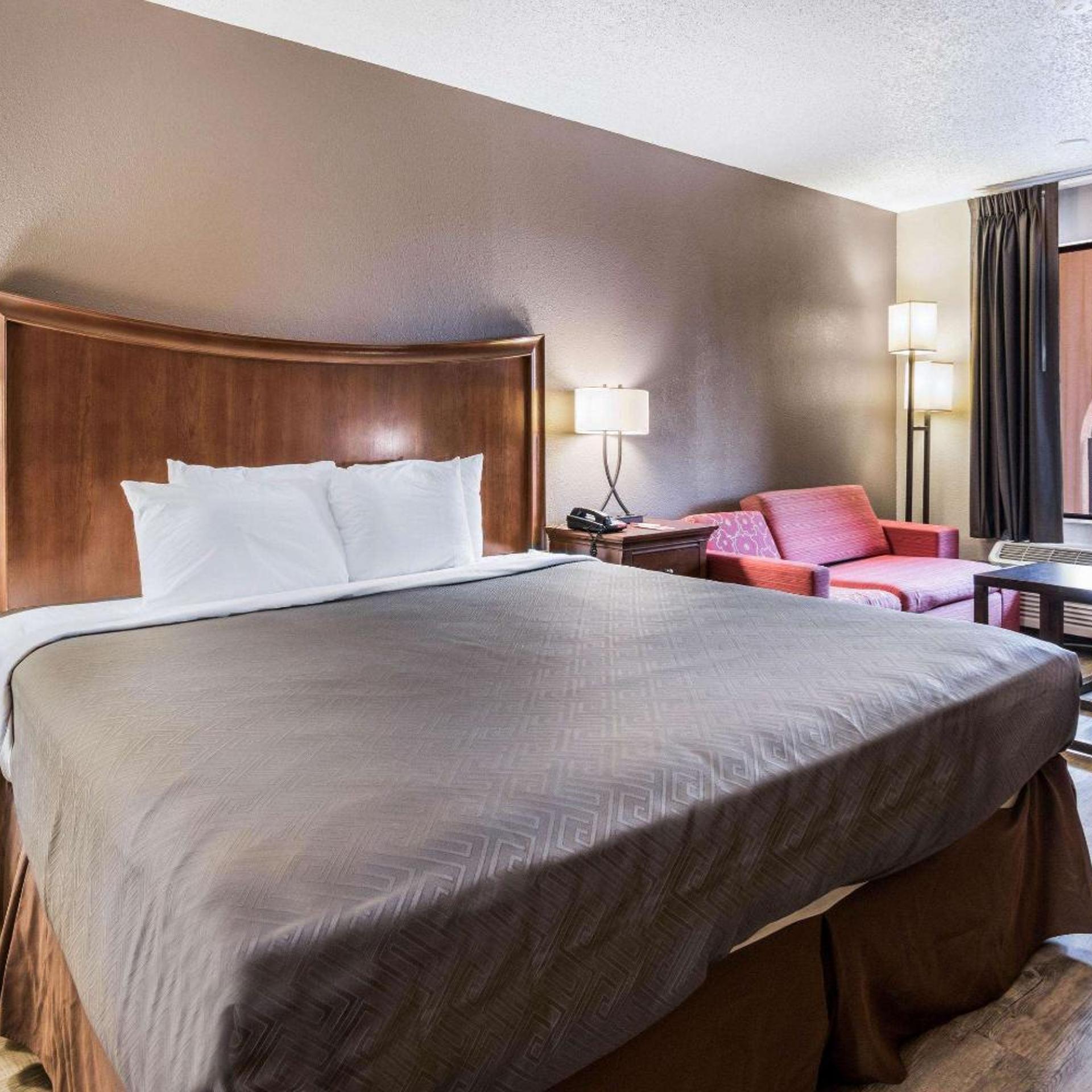 غرفة بسرير كينج مع أريكة، Econo Lodge Gainesville Downtown Area 3/8