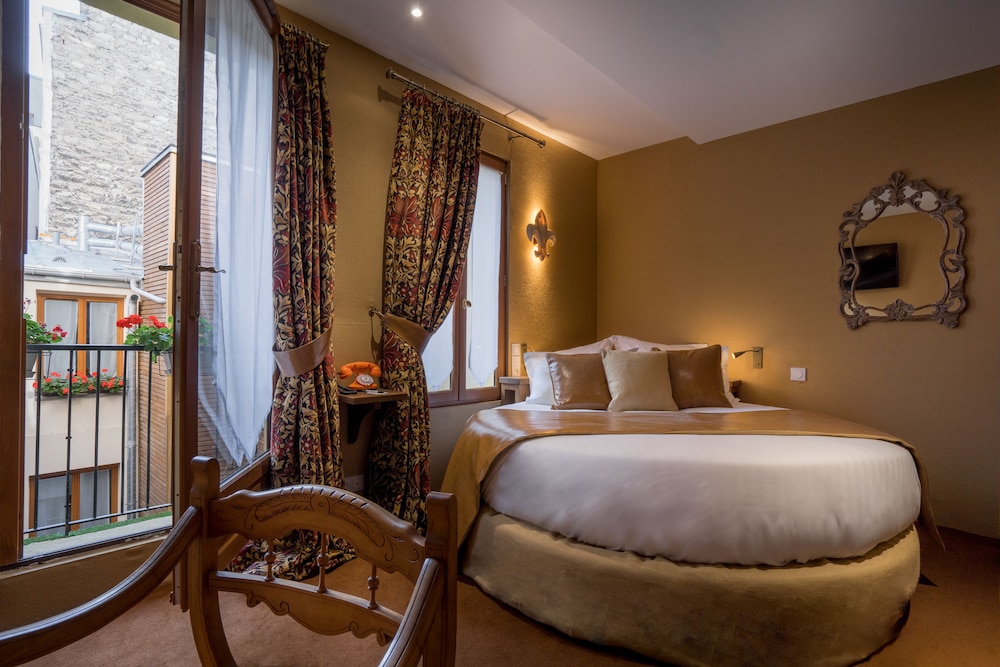 ROOM, ROUND BED