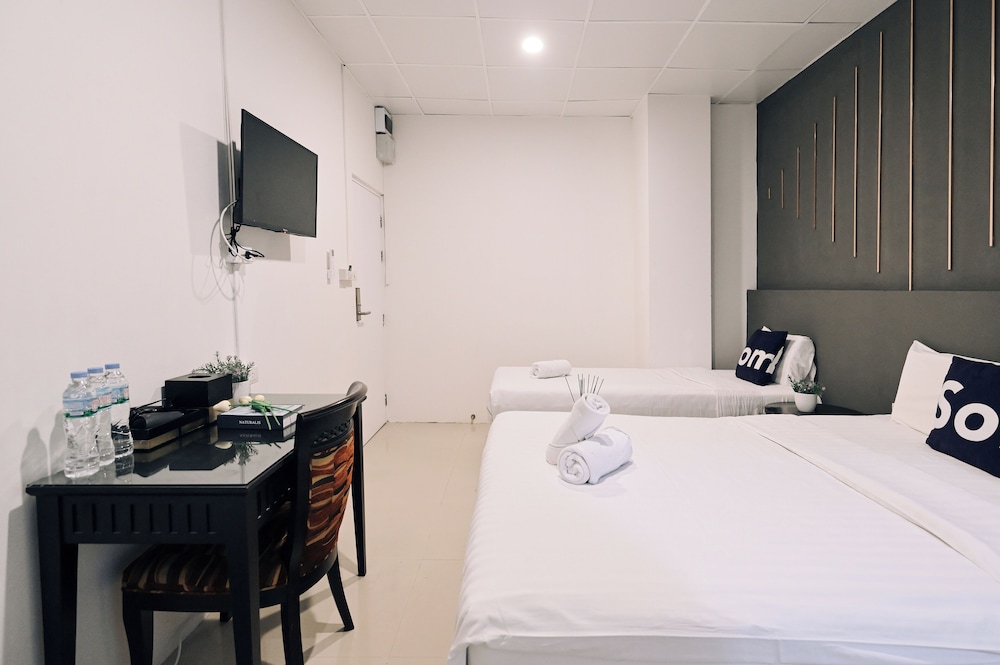 Junior, 1 Queen and 1 Single Bed, Deluxe Building