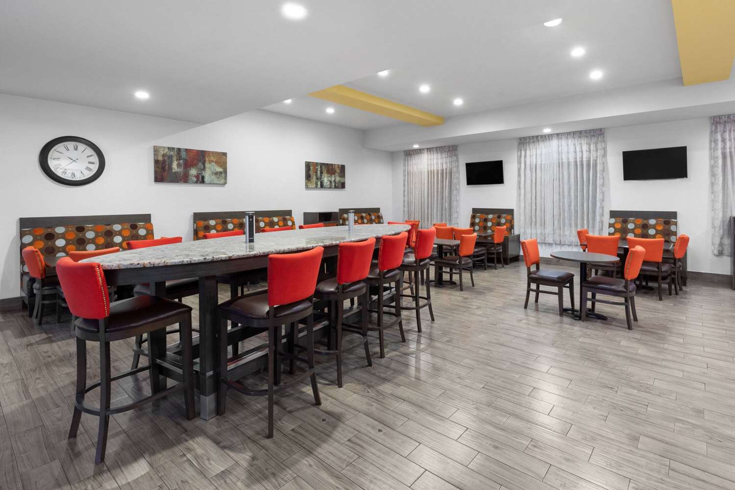 Days Inn & Suites by Wyndham Lubbock Medical Center 44/54