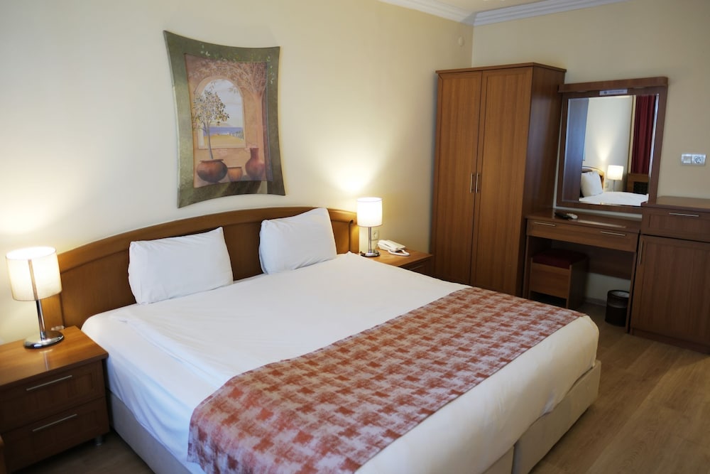 TROIA TUSAN HOTEL 12/67