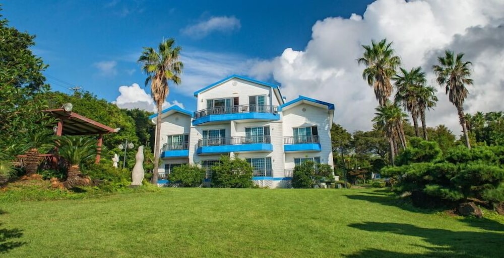 Beachside Whitehouse 15/16