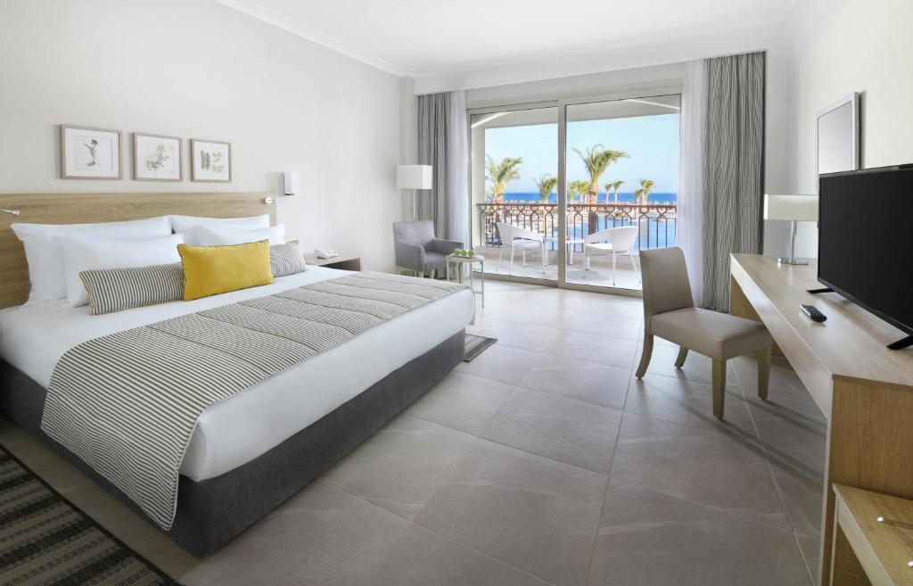 Deluxe, Family, Queen and Twin Beds, Pool and Sea View