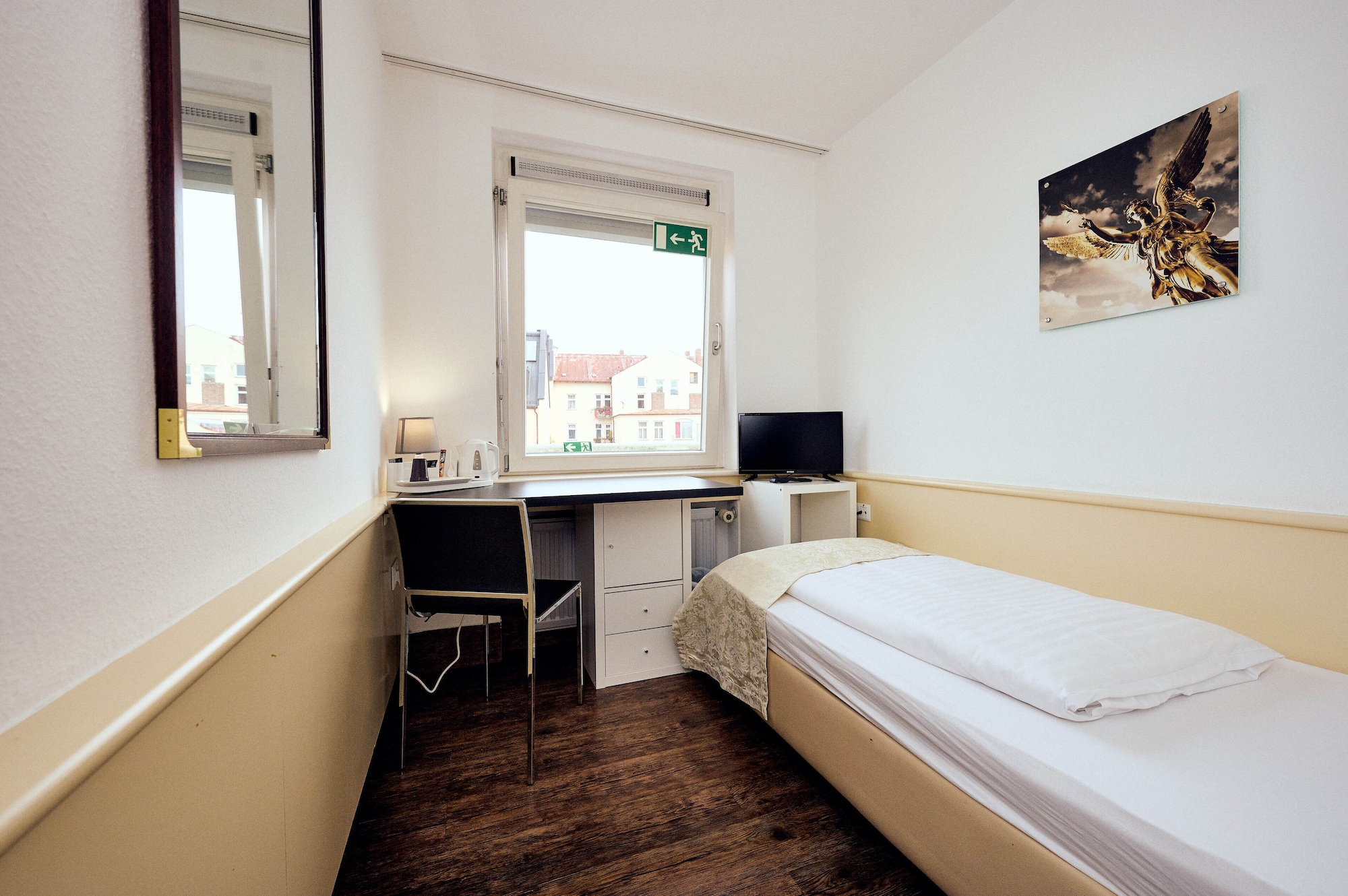 ROOM, SINGLE