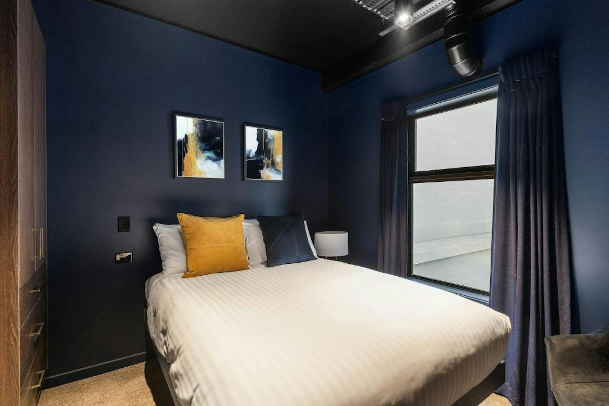 1 Bedroom, Metro