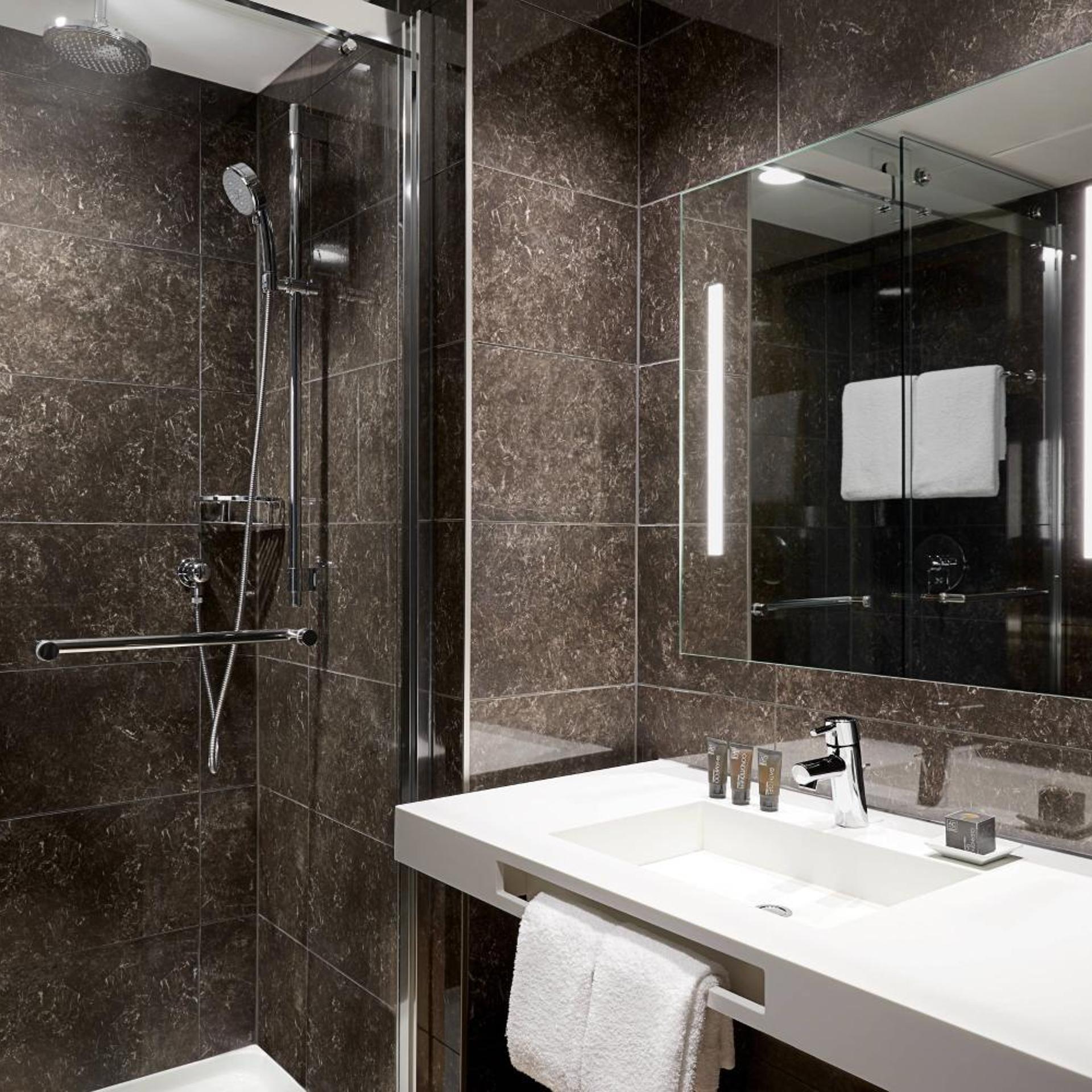 غرفة بسرير كينج بحوض استحمام لذوي الإعاقة، Ac Hotel Madison Downtown 2/2