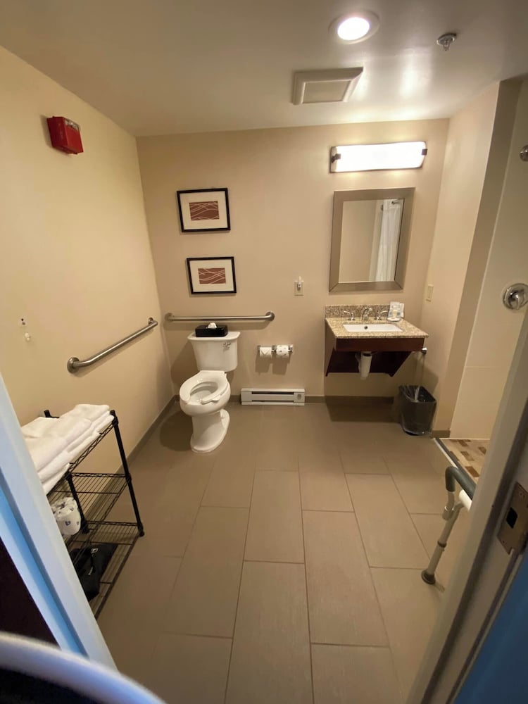 Comfort Inn & Suites Brattleboro I-91 23/47