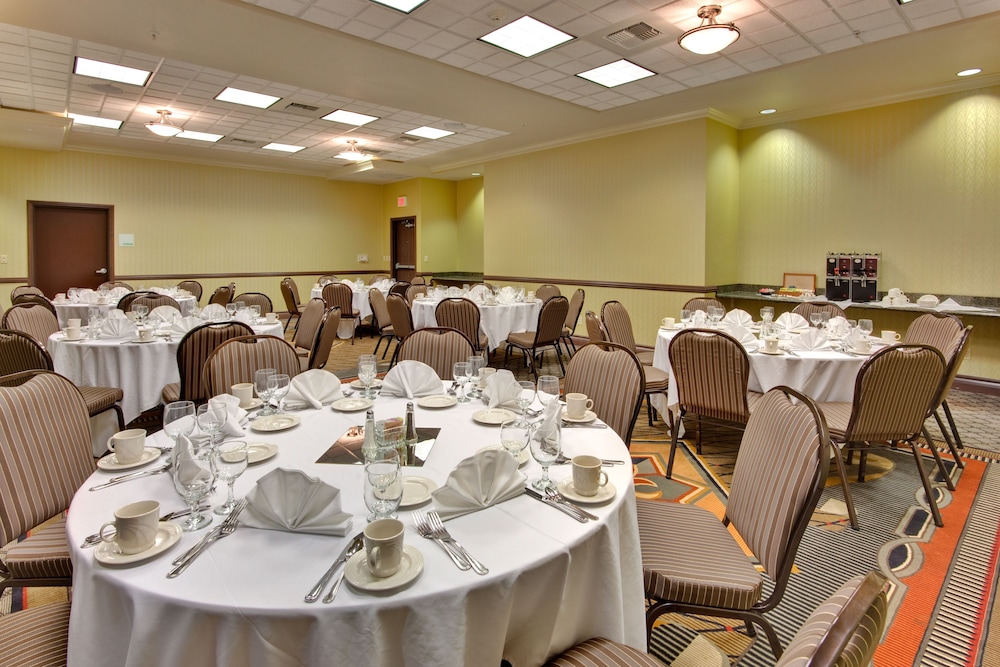 Holiday Inn Hotel Amp Suites Bakersfield North 54/57