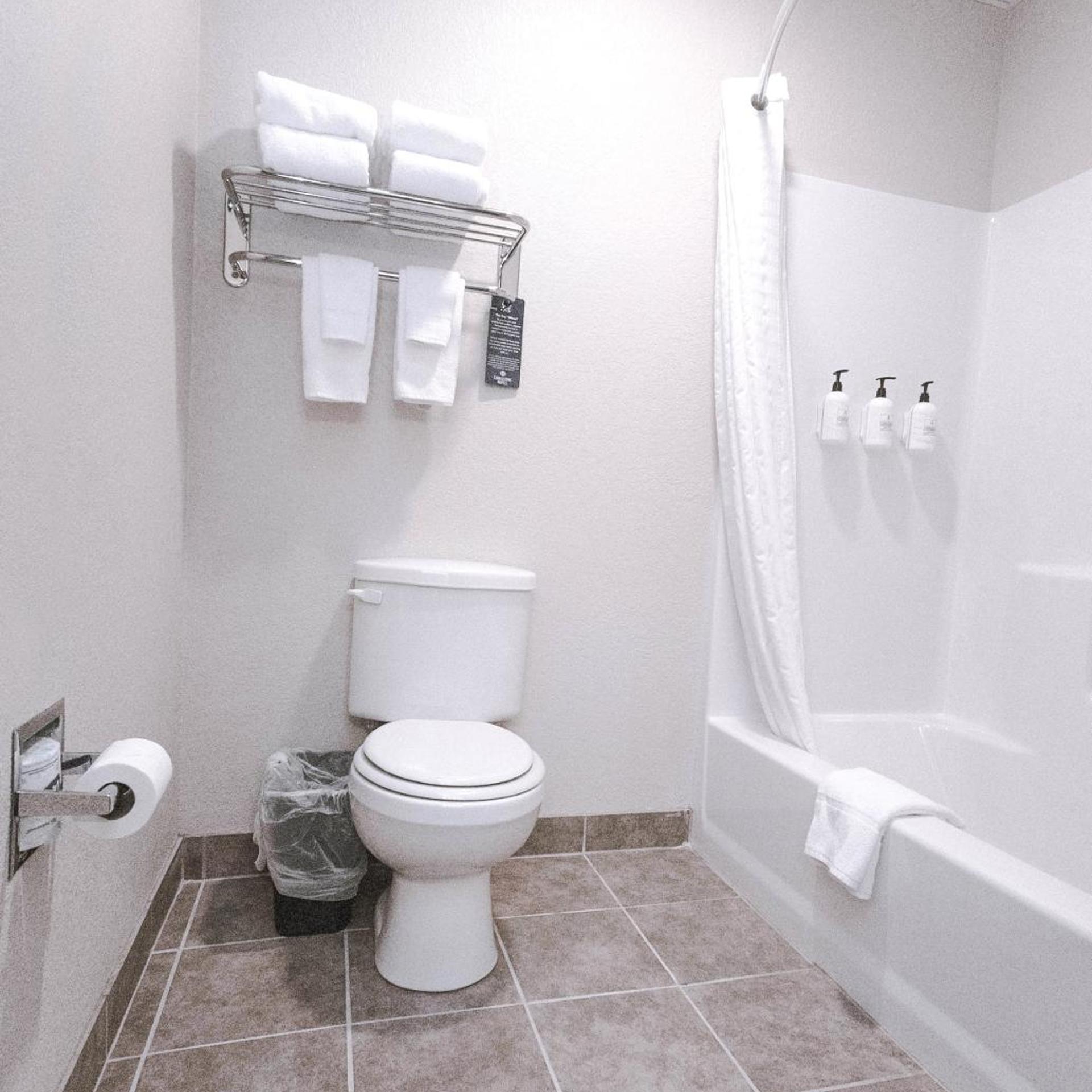 غرفة بسرير كينج بجاكوزي، Cobblestone Inn and Suites Maryville 3/9
