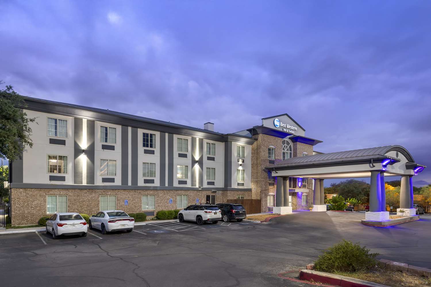 Best Western Medical Center North Inn and Suites Near Six Flags 34/37