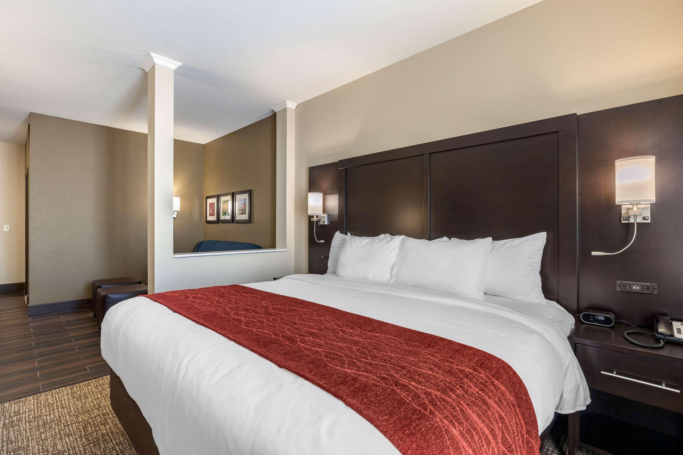 SUITE, KING BED, ACCESSIBLE