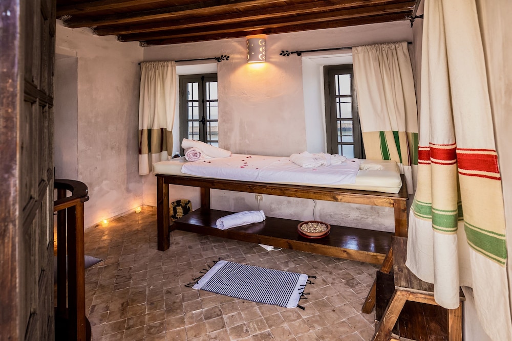 Hotel L'Iglesia 50/50