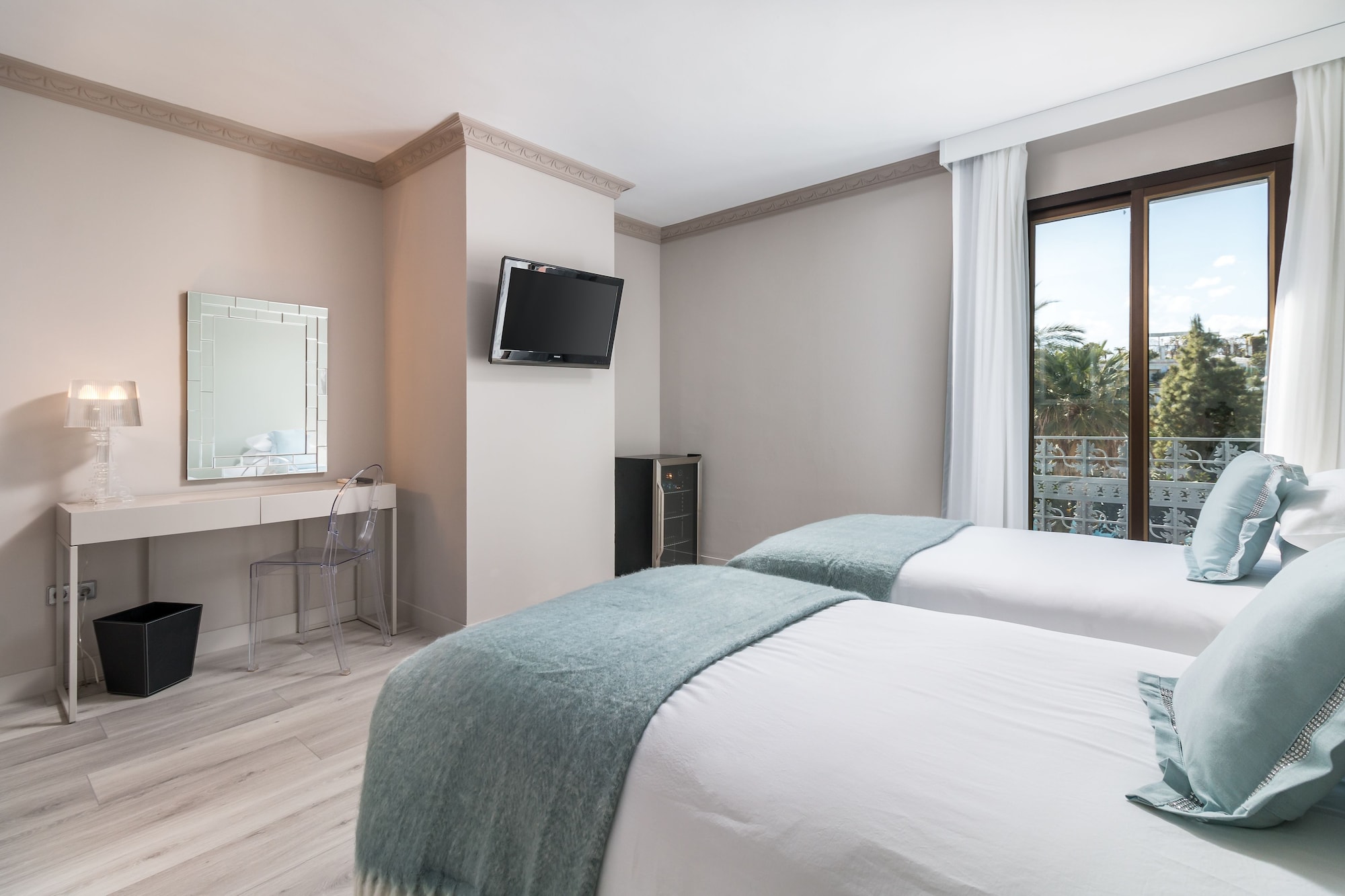 STANDARD, TWIN BEDS, PARTIAL OCEAN VIEW