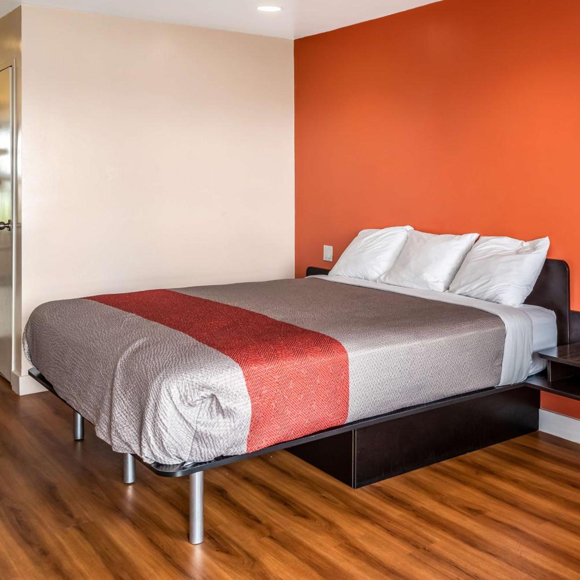 1 Queen Bed - Mob Acc RI Shwr Nsmk Micfridg