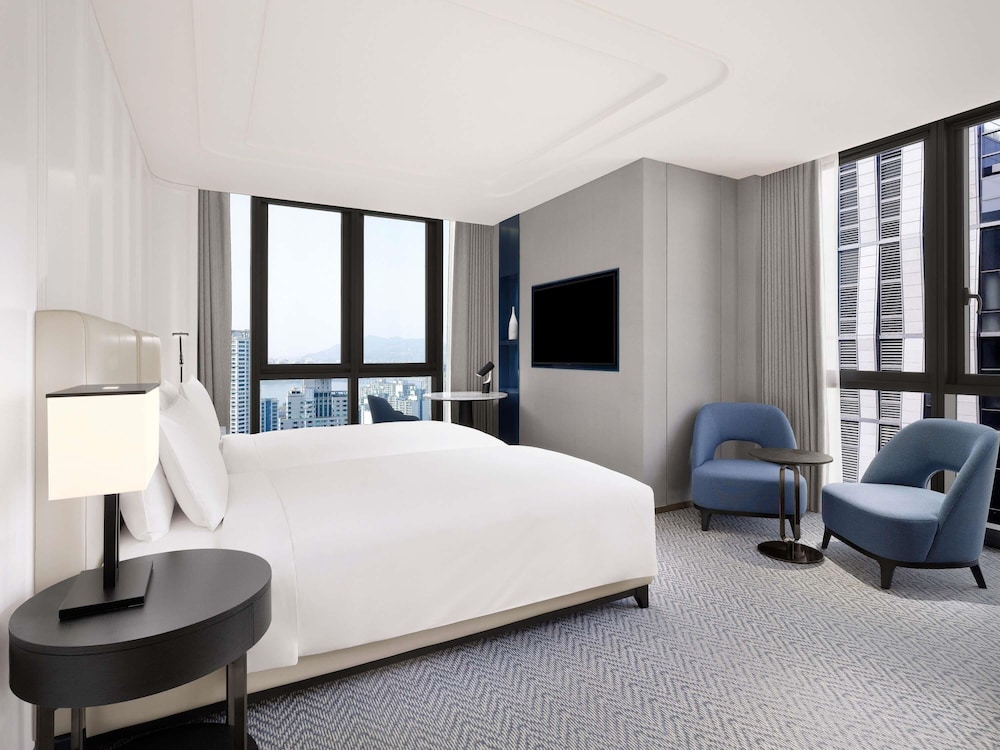 LUXURY, TWIN BEDS