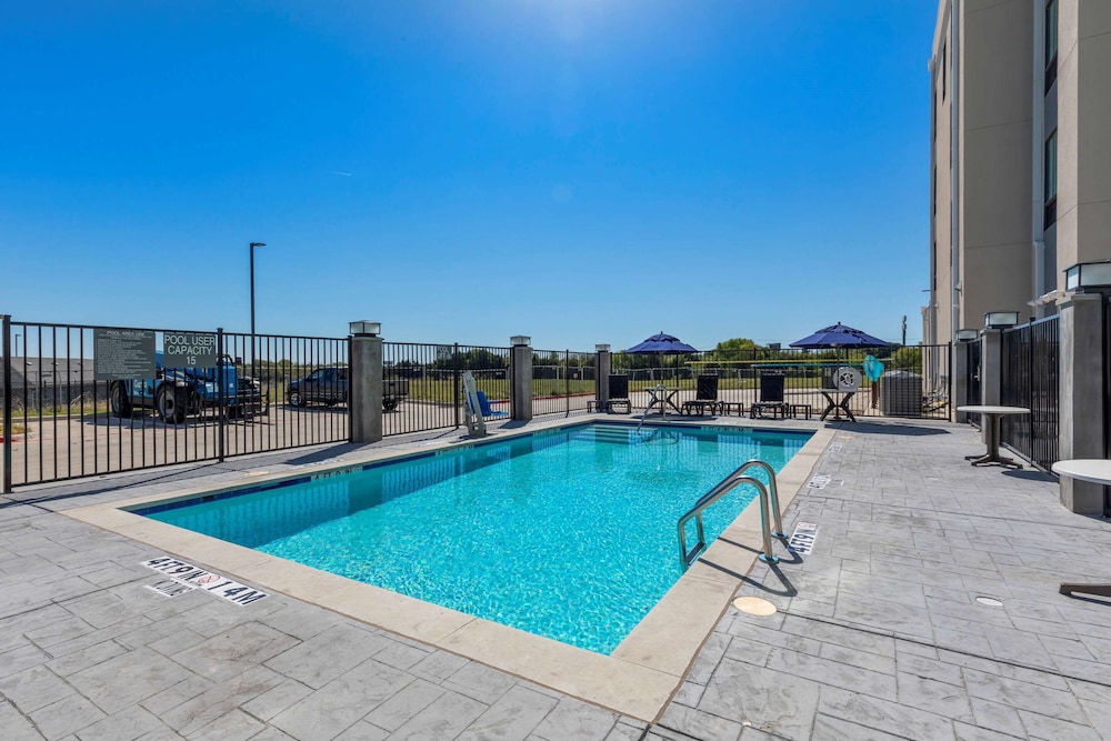 Comfort Inn & Suites Balch Springs - SE Dallas 24/30