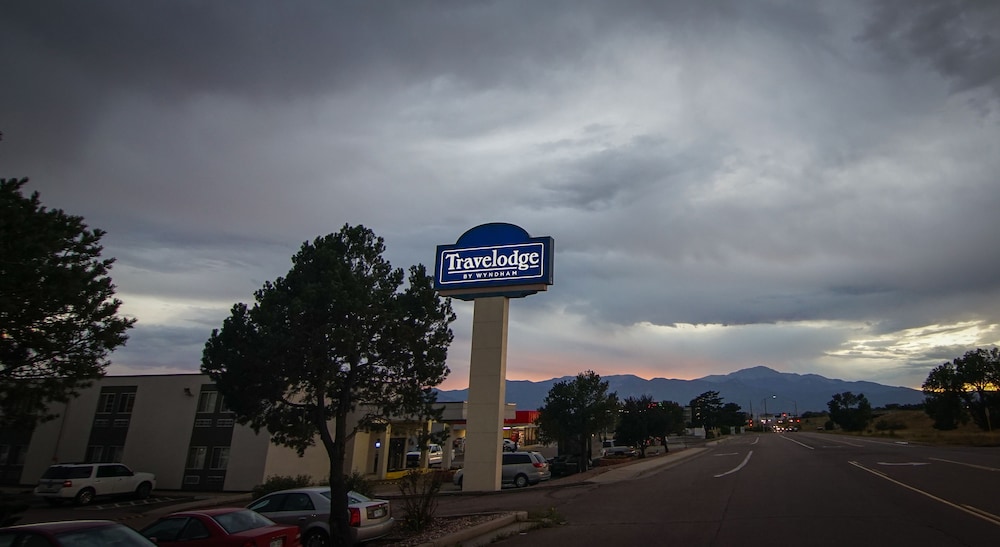 Travelodge by Wyndham Colorado Springs Airport/Peterson AFB 23/44