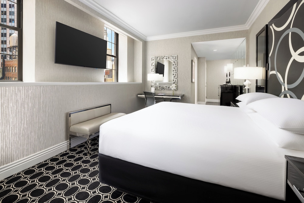DELUXE, KING BED