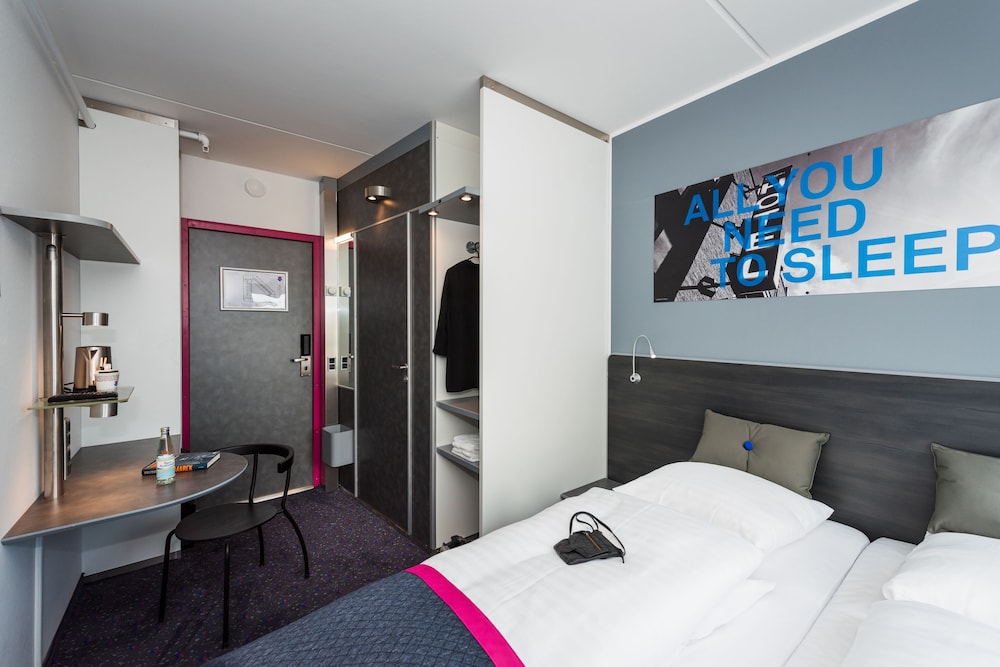 COMMODORE, DOUBLE BED
