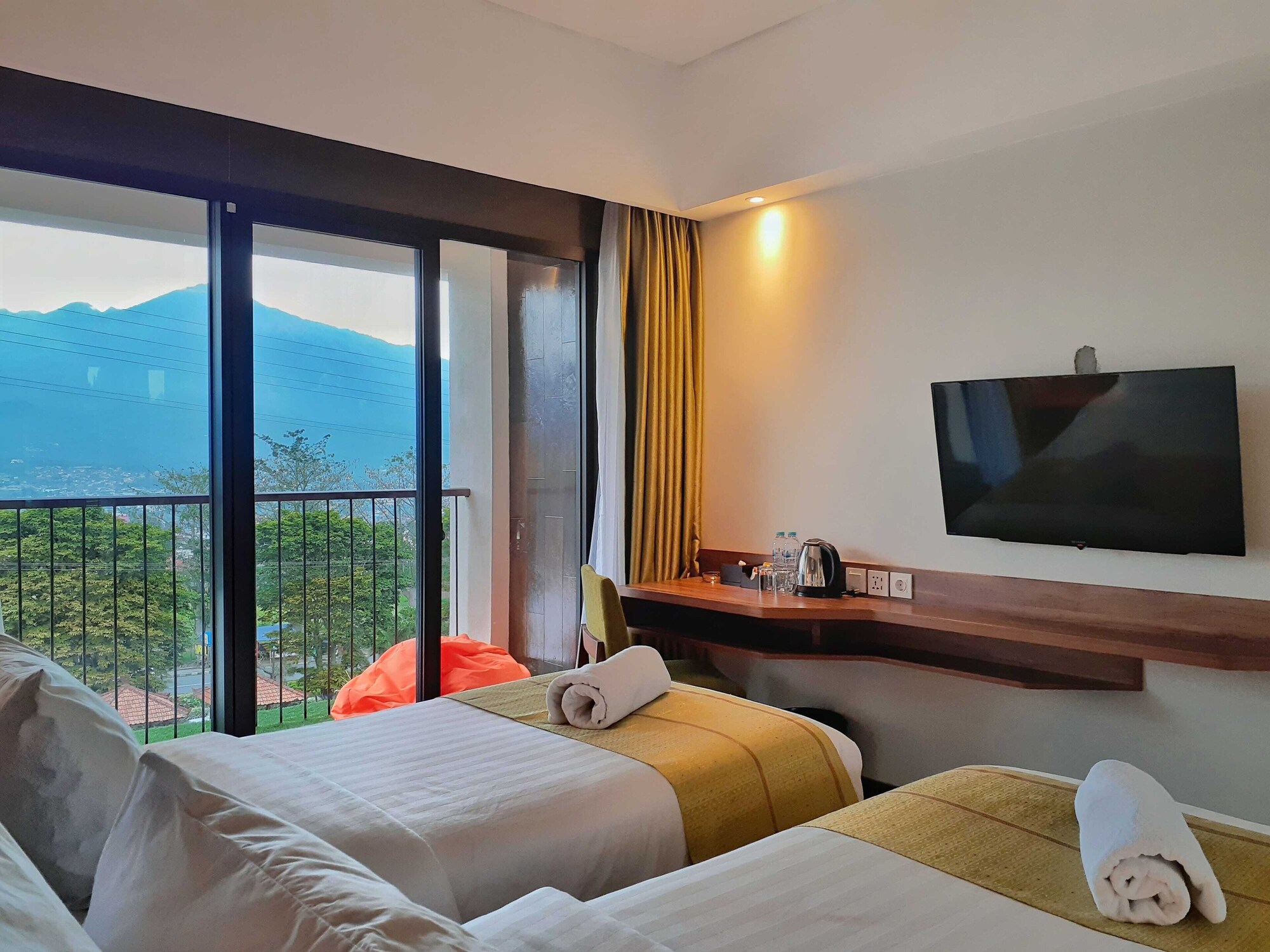 SUPERIOR, TWIN BEDS, BALCONY
