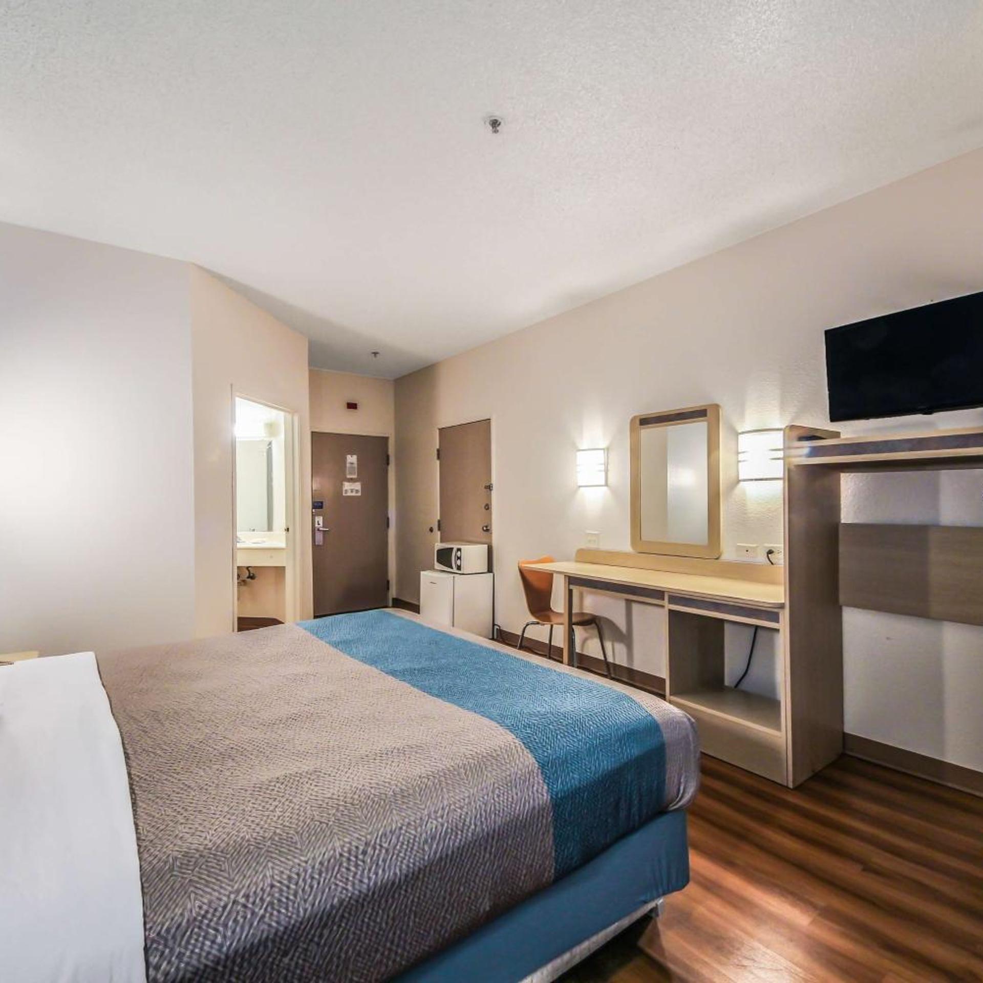 1 King Bed - Mobil Access Tub Nsmk Micfridg، Motel6 New Braunfels, TX 7/9