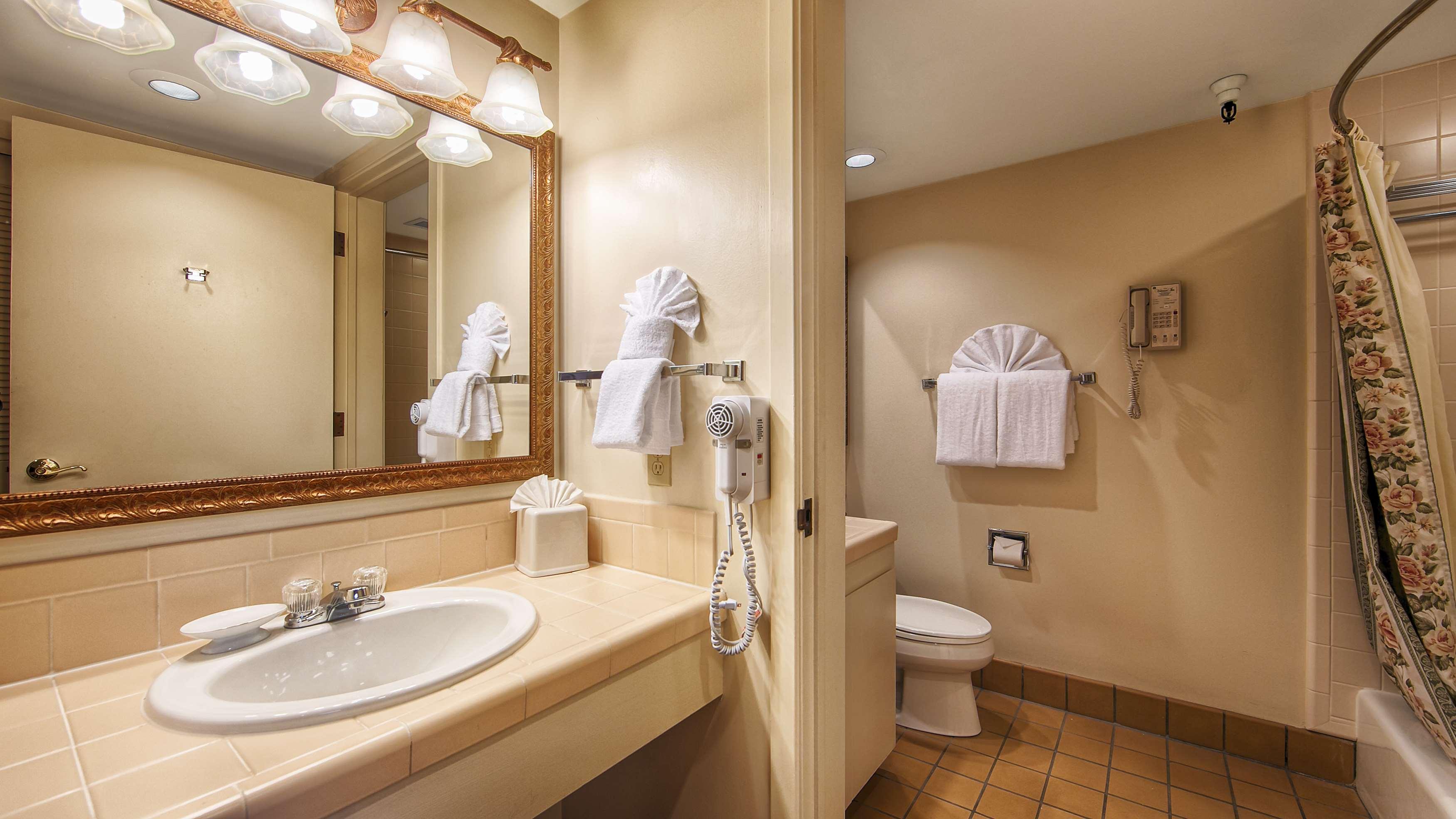 Victorian Inn Monterey 36/38