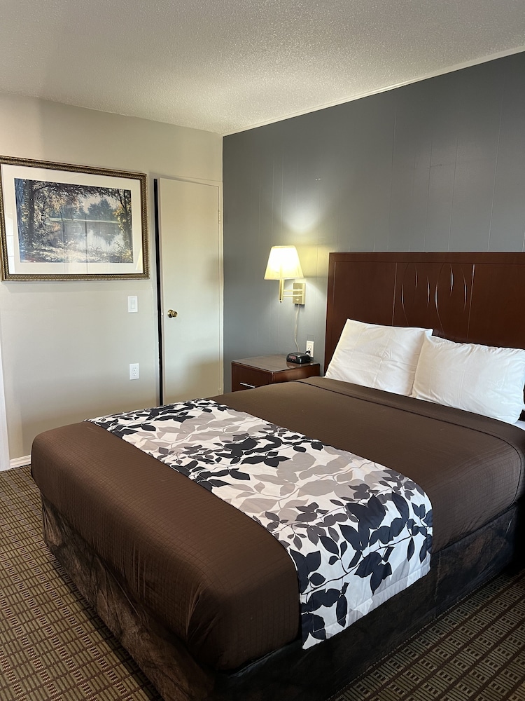 DELUXE, KING BED