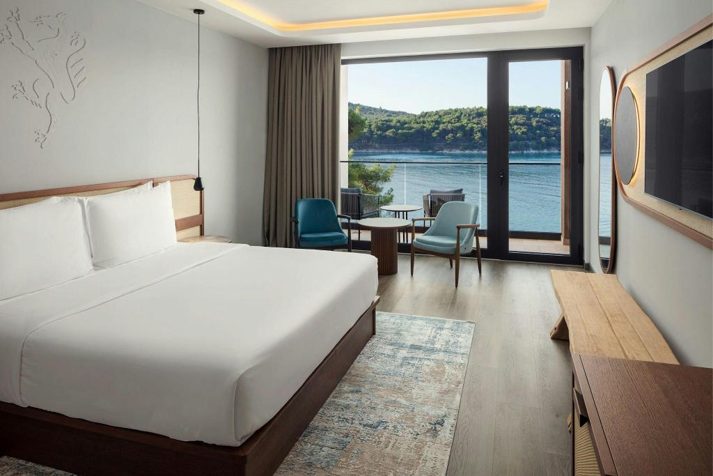 Guest Room, King Bed, Beach Front, Sea View, Balcony, Large, Accessible