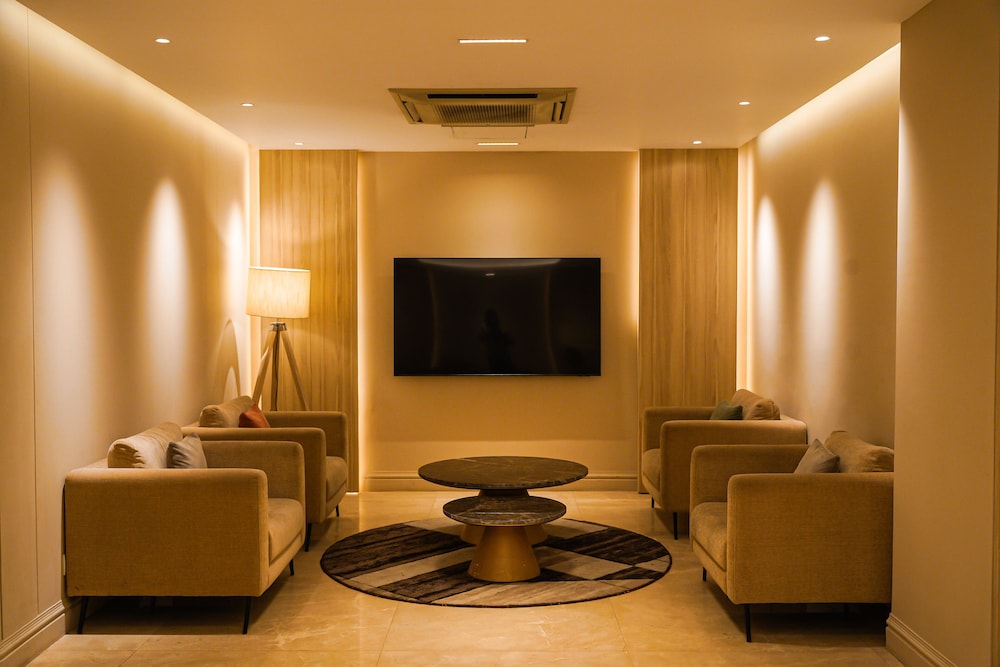 Royal Park Residence Hotel 68/75