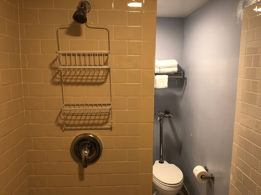 Chicago Getaway Hostel 47/50