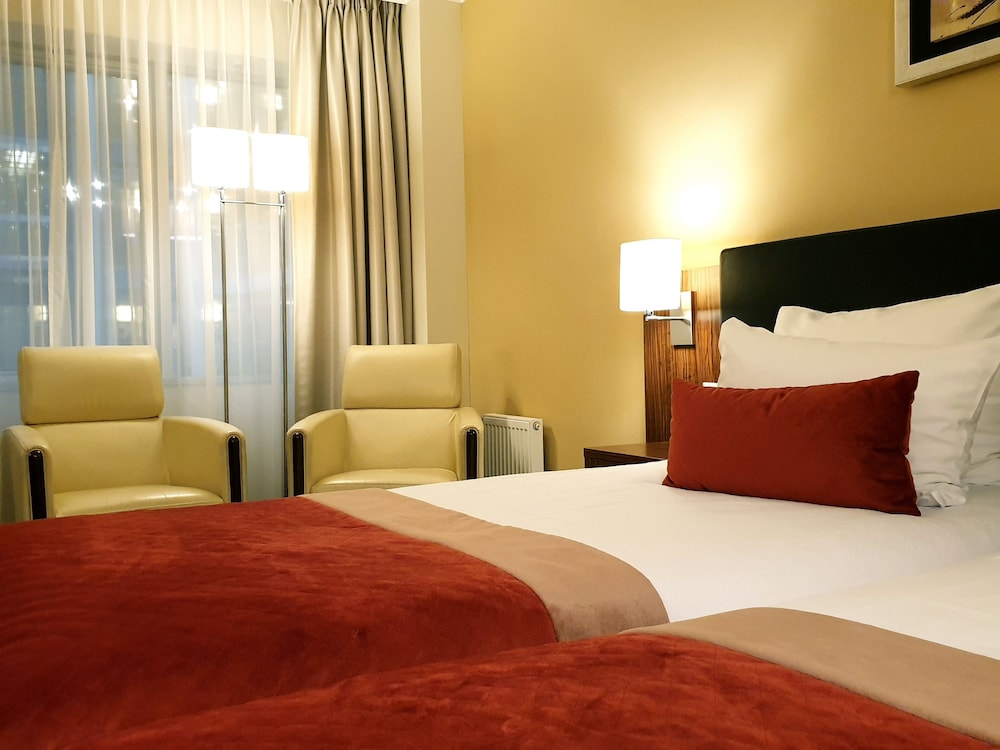 Standard, Double or Twin Bed, Atrium View
