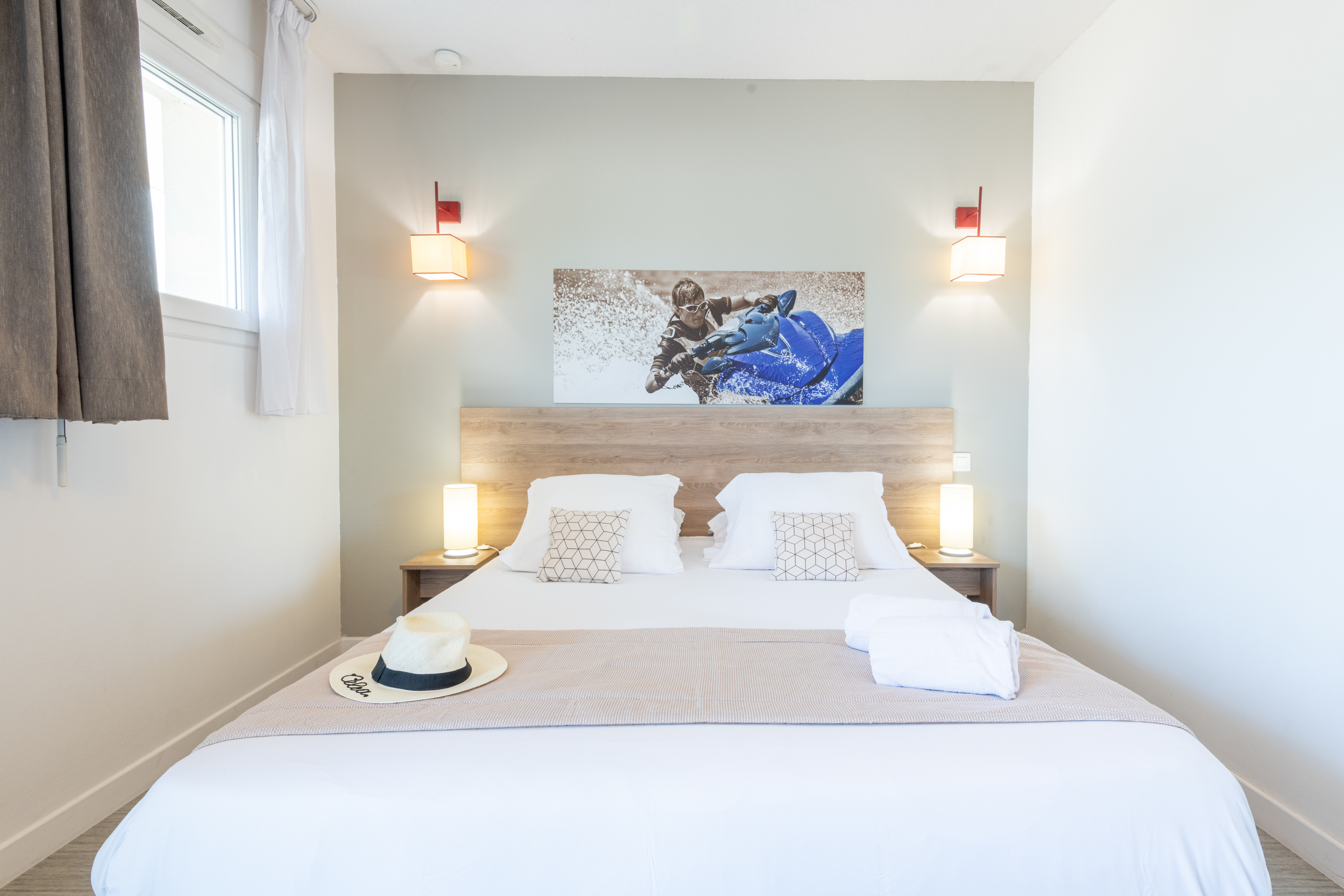 ROOM, QUEEN BED