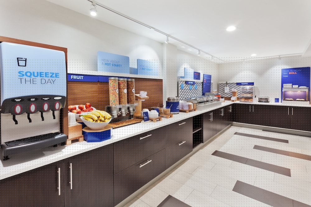 Holiday Inn Express & Suites Fayetteville 50/62