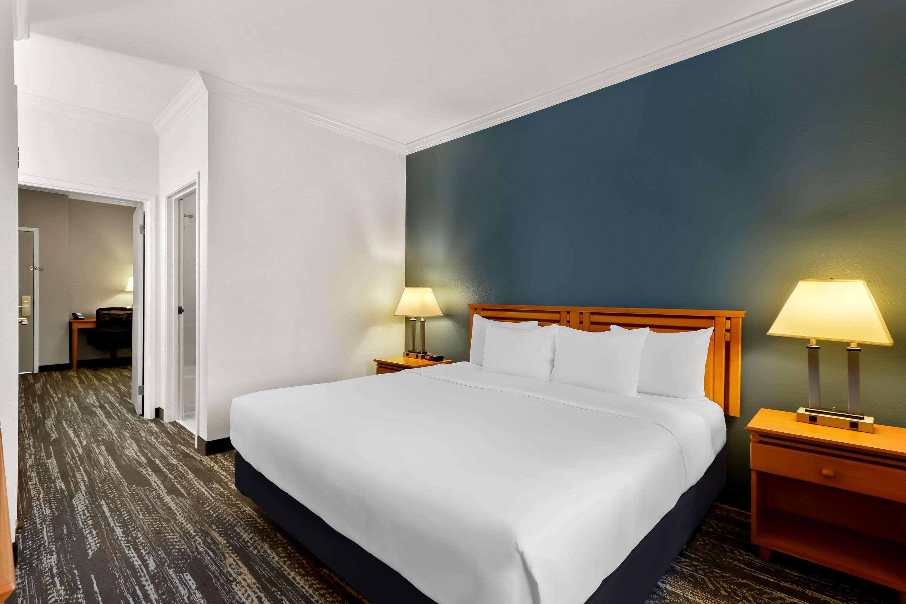 Suite, King Bed, Clarion Suites Anchorage Downtown 4/4