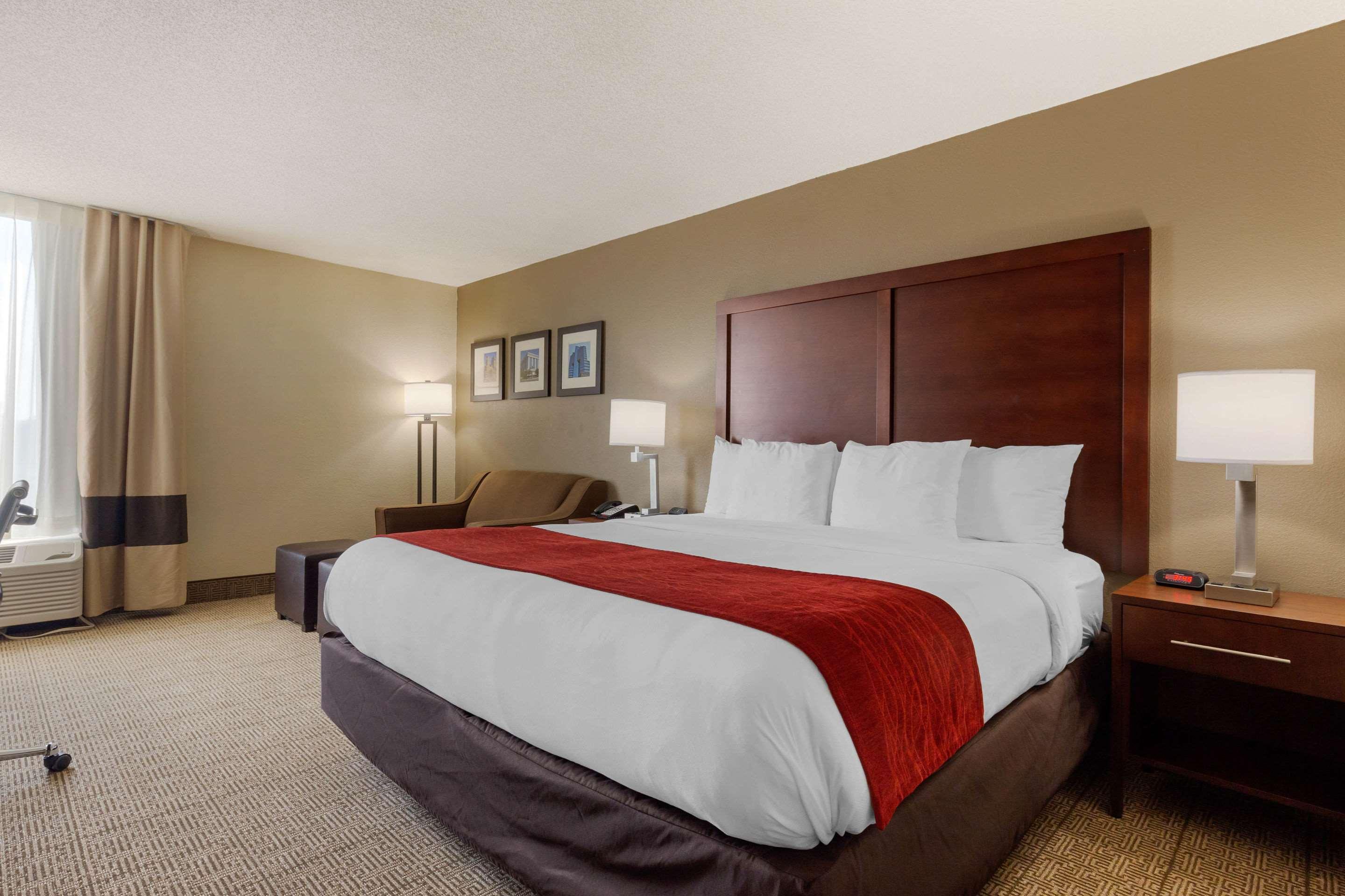 ROOM, KING BED
