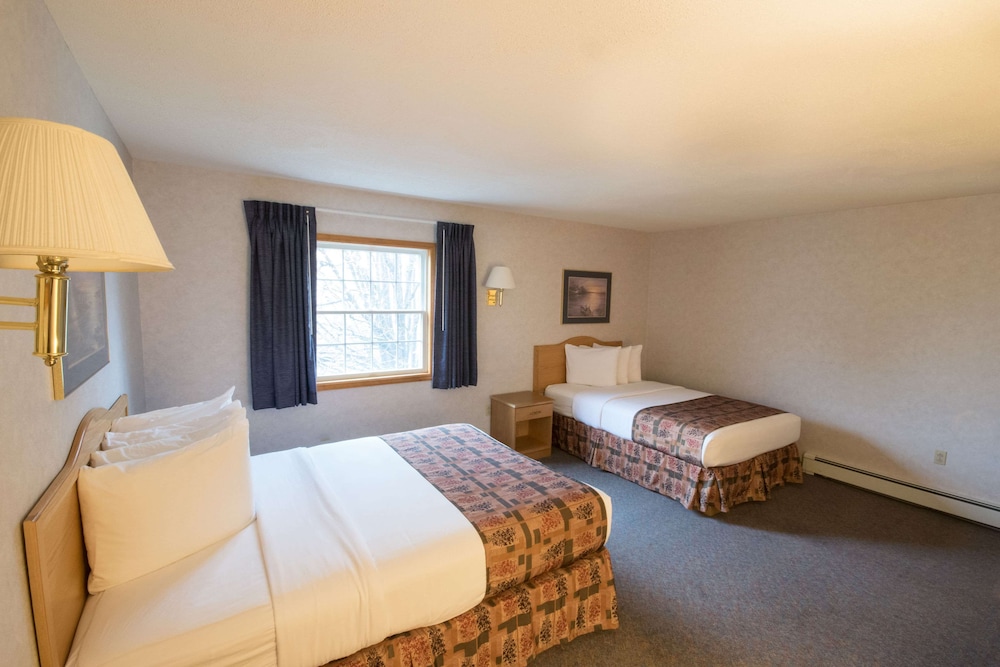 Adirondack Retreat Inn and Suites 33/36