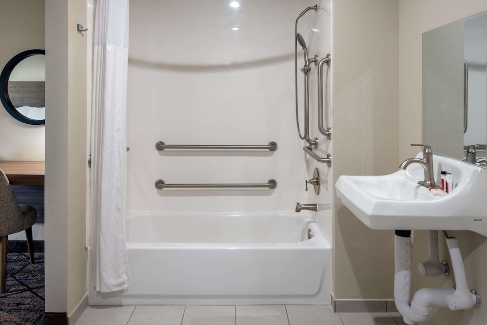 Ramada by Wyndham Modesto Yosemite Area 15/43