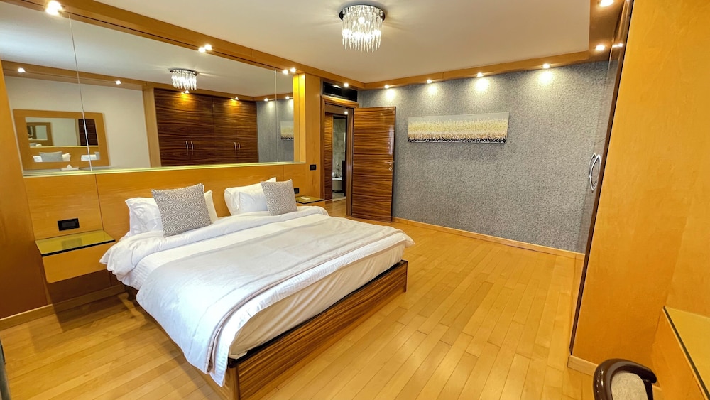 Lahoya Suites 6/50